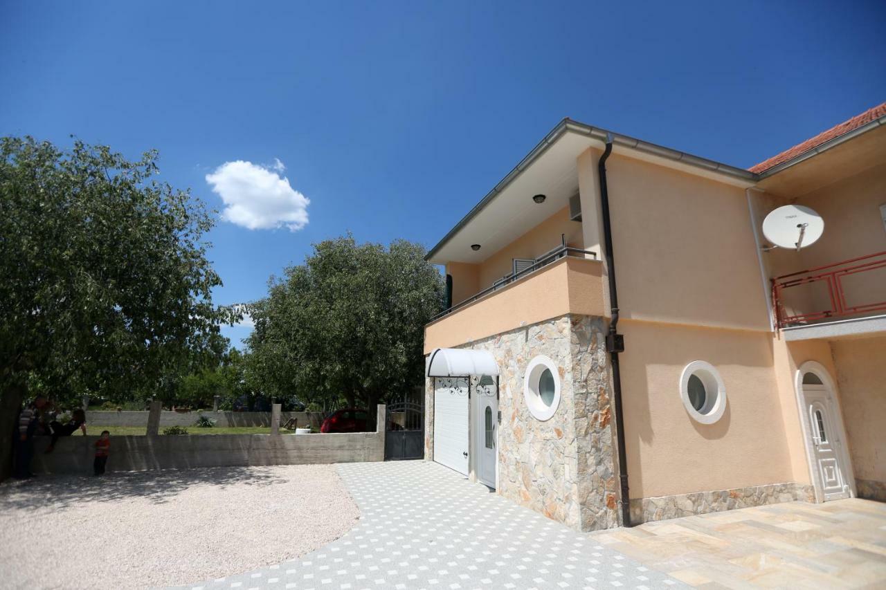 Appartamento Apartman Delux Brkic Lozovac Esterno foto
