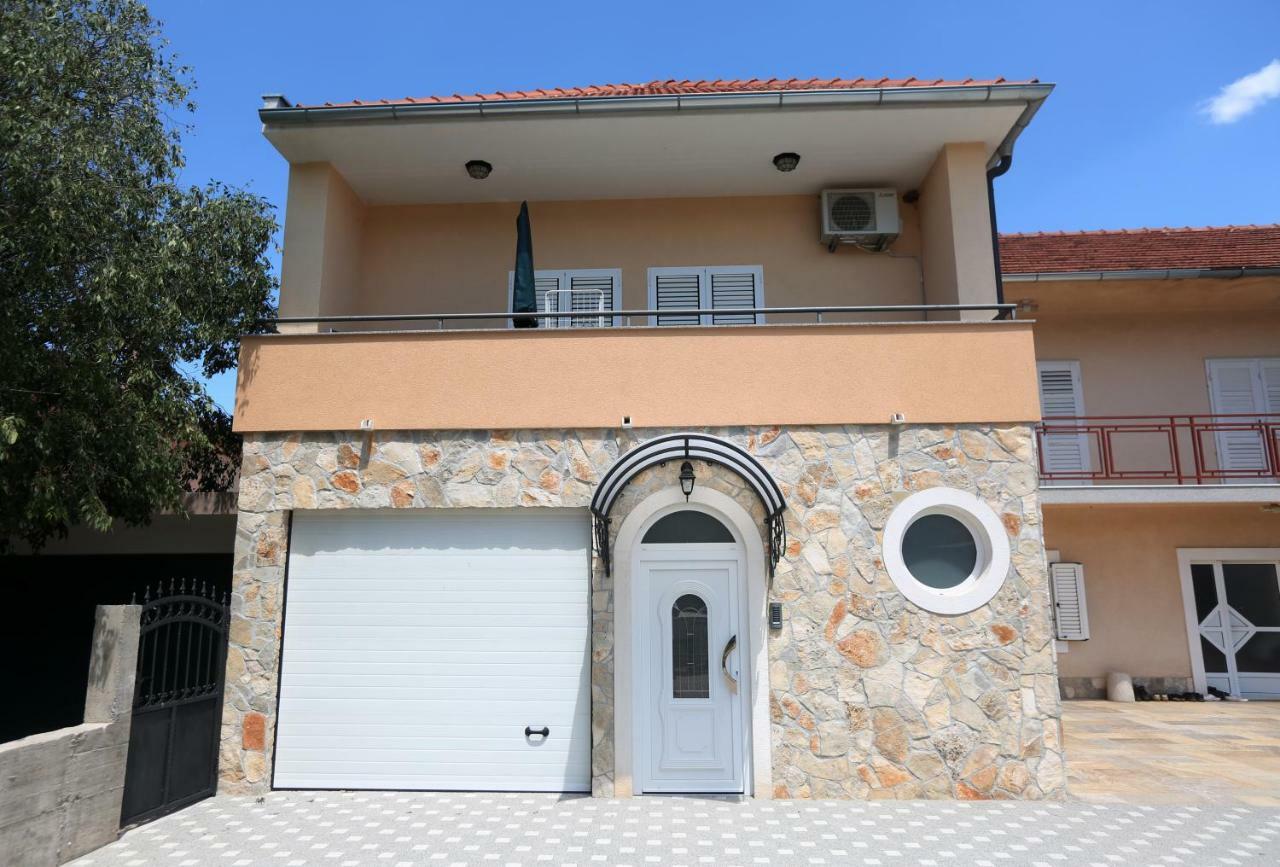 Appartamento Apartman Delux Brkic Lozovac Esterno foto